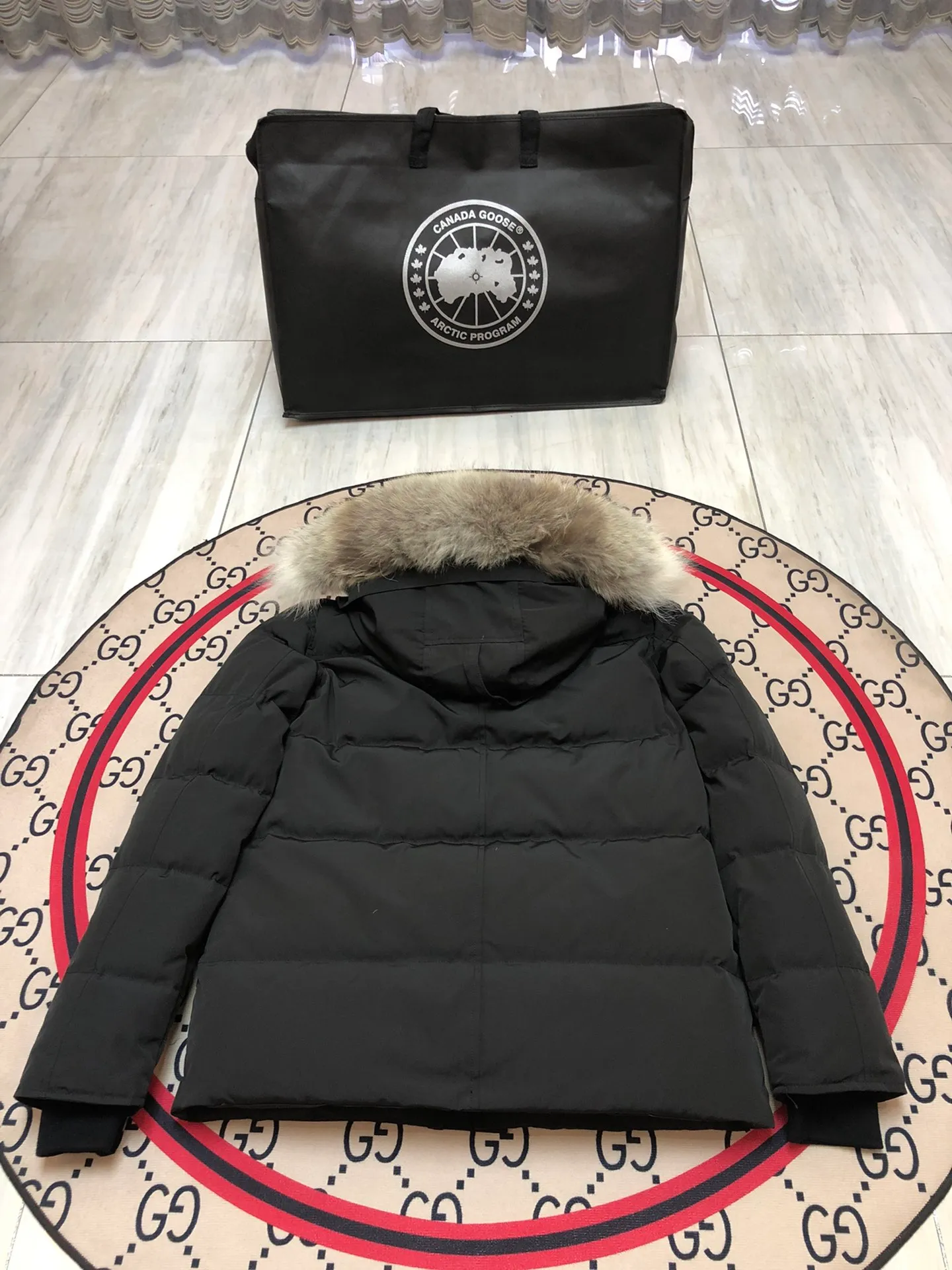 P800 Canada Goose Wyndham Parka has 29 styles for men and women. The hood and fur collar are detachable. My personal favorite is simple and elegant. It is clean and tidy. All Arctic and Antarctic scientific expedition teams choose Canada Goose as their cold wear. It is the Rolls-Royce of down jackets. ➖ Industry-leading anti-counterfeiting chip sensing. ➖ Imported Behringer embroidery machines and customized embroidery labels, the highest level and industry leading. ➖ Imported Korean 21-count polyester-cotton blended original fabric, TC85 waterproof coated fabric, water-repellent, windproof and wear-resistant. ➖ The new national standard 80 white duck down is filled with an average of 520 grams of down. The amount of down filled is industry-leading. ➖ 100% nylon lining with double double-layer sealing design to prevent velvet running, and seamless thread design on the cuffs! ➖ Western Canadian Green Wolf Collar. ➖ Yoshida YKK provides original factory-customized electroplated sliders. YKK two-way lockable zippers are tight and smooth and do not peel off paint. ➖ 3M composite Velcro is durable and the accessories and hardware are all custom-made. Note: Our copywriting is only simple and clear. Instead of bragging about the copywriting, it is better to compare and understand with samples. Only for the purest goose, the most dedicated, the most professional, the highest quality, the highest cost performance! SIZE:S-XXL [With size chart]